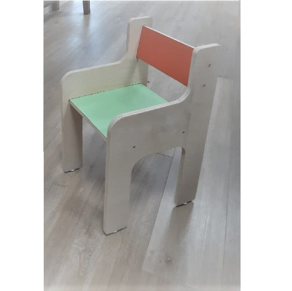 כיסא מעוצב עם ידיות